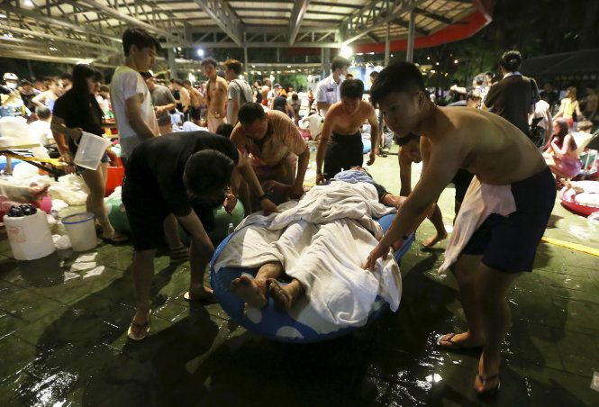 Cấp cứu các nạn nhân trong vụ cháy nổ ở công viên nước Formosa Fun Coast tại thành phố Tân Bắc, Đài Loan - Ảnh: Reuters.
