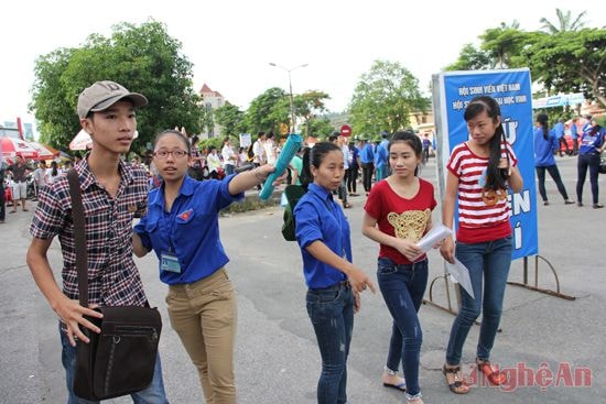 Đội sinh viên tình nguyện Trường ĐH Vinh hướng dẫn các thí sinh đến phòng trọ giá rẻ