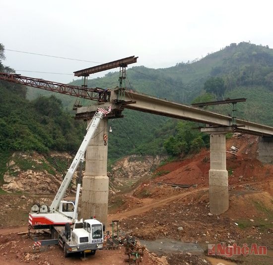 Thi công Dự án đường Tây Nghệ An. Ảnh: T.L