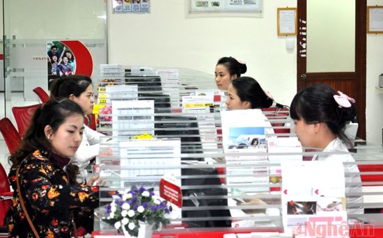 Khách hàng giao dịch tại Techcombank Nghệ An.