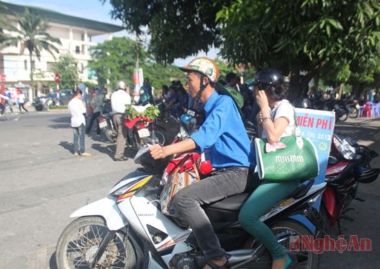 Đội xe lai tình nguyện Trường ĐH Vinh đưa thí sinh đến phòng trọ.