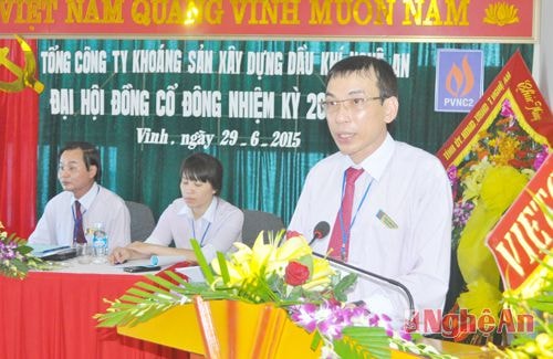 ông  Trần Nghĩa Hòa - Tổng giám đốc Tổng công ty khoáng sản xây dựng dầu khí Nghệ An báo cáo kết quả sản xuất, kinh doanh năm 2014 và phương hướng, nhiệm vụ năm 2015