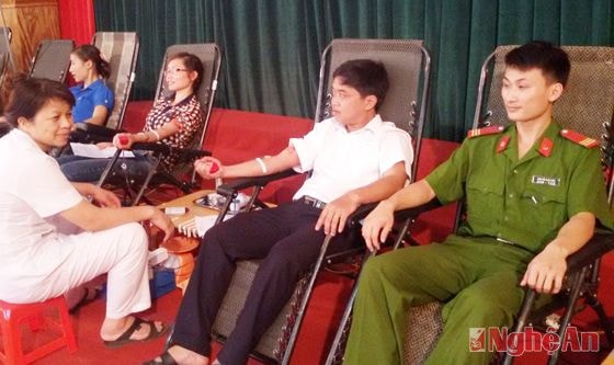 Tình nguyện viên huyện Quế Phong hiến máu ngay sau lễ phát động.