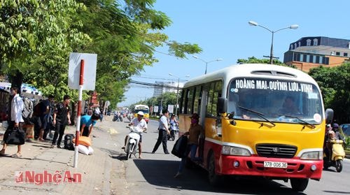 Năm nay kỳ thi THPT Quốc gia được triển khai theo hình thức thi cụm trong nội tỉnh, bởi vậy, xe buýt trở thành phương tiện di chuyển chủ yếu của nhiều thí sinh từ các huyện về thành phố.