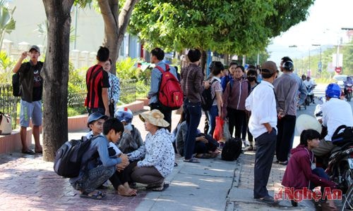 Khu vực lề đường Lê Duẩn trở thành nơi các phụ huynh và thí sinh ngồi nghỉ ngơi, chờ đợi lúc mới xuống xe.