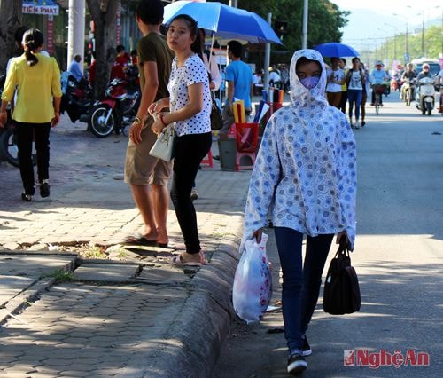 Em Nguyễn Thị Thu Thuỷ (Cẩm xuyên – Hà Tĩnh) đi thi một mình nên vừa xuống xe buýt em vội vàng tìm đến bàn tình nguyện viên để nhờ giúp đỡ