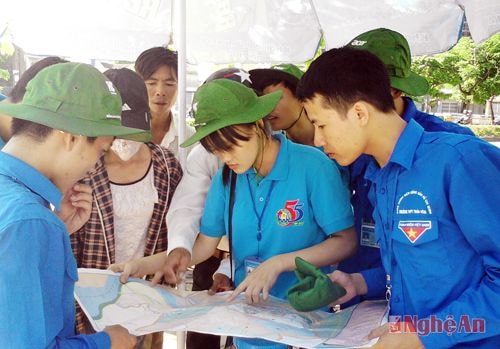 Tình nguyện viên tận tình chỉ dẫn đường đi cho phụ huynh và thí sinh