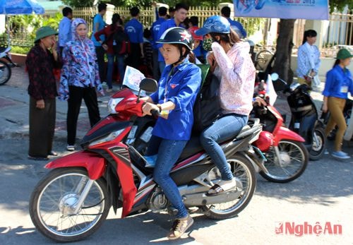 Và trở thành “xe ôm miễn phí” bất cứ thí sinh nào cần