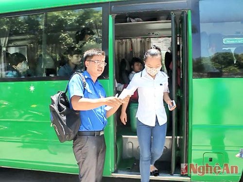 Những thí sinh đầu tiên xuống trường Đại học Vinh