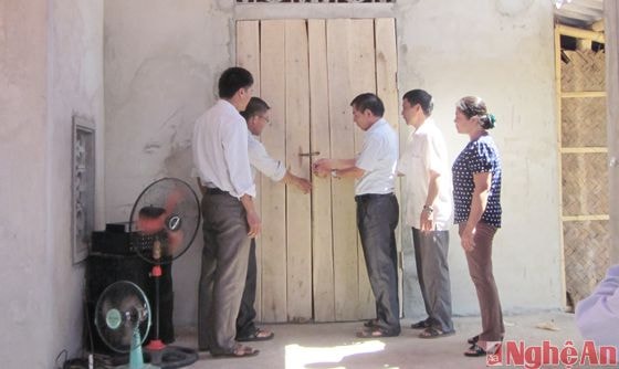 Các cơ quan chức năng huyện Nghĩa Đàn trao nhà tình thương cho anh Hồ Văn Dương
