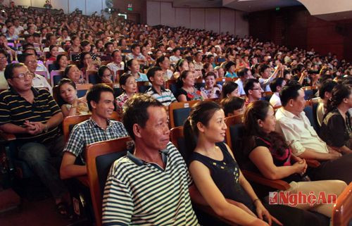 Hàng nghìn khán giả Đà Nẵng có mặt tại đêm diễn.