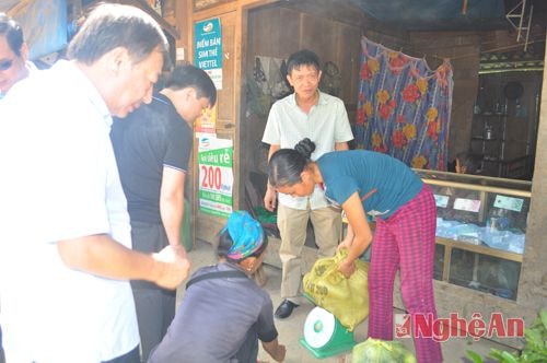 Khách hàng lựa chọn mua sản vật ở chợ  