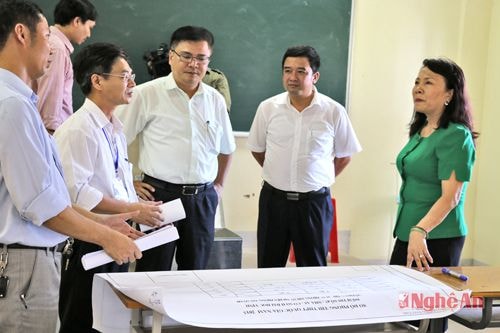Thứ trưởng Nguyễn Thị Nghĩa kiểm tra công tác chuẩn bị ở điểm thi Trường Đại học Vinh.