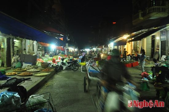 Ngõ khu phố 2 (Hồng Sơn), tấp nập xe cộ, người mua bán lại qua lúc 2 giờ sáng. Mỗi ngày, tại đây có hàng chục tấn hành tỏi, bí, cà chua được trao đổi