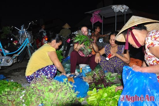 Những người bán lẻ ở đường Hồng Sơn đã bày bán, trao đổi rau quả với các hộ bán lẻ