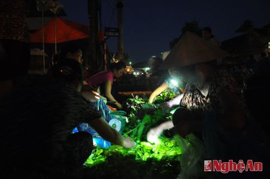 Đêm dần sáng, chỉ còn ánh đèn pin soi mặt hàng, đếm tiền và tạo nét riêng đặc biệt chỉ chợ xanh mới có
