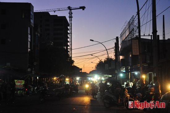 Bình minh bắt đầu lên trên những con phố phía đền Ông (đền Hồng Sơn)