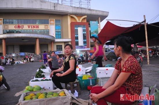 Những thức hoa quả vừa từ chợ xanh đêm đã được các bạn hàng đưa ra, mời chào đầu buổi sáng trước cổng chợ Vinh