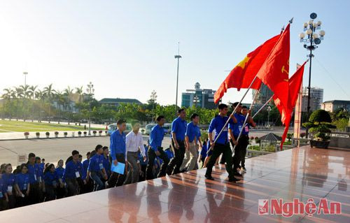 Đại diện thanh niên tình nguyện dâng hương, dâng hoa tại Quảng trường Hồ Chí Minh