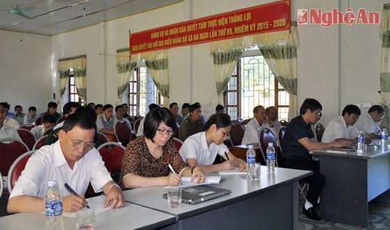 Các đại biểu tham dự buổi tiếp xúc cử tri tại xã Na Ngoi.