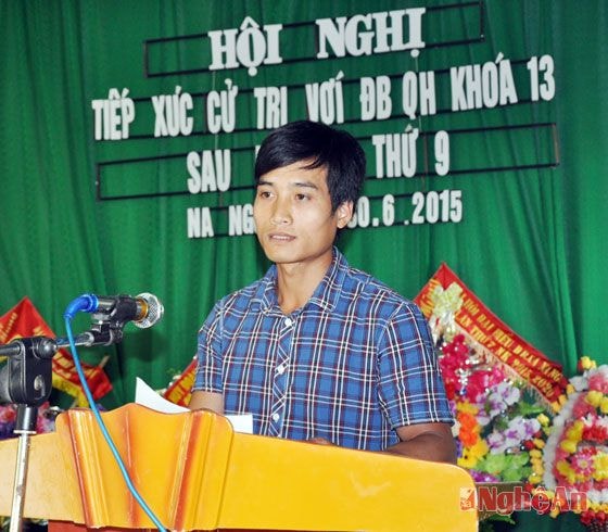 Cử tri bản Tằng Phăn kiến nghị về việc nâng cấp, tu sửa đường giao thông để việc đi lại được thuận tiện, hàng hóa nông sản tiêu thụ được dễ dàng hơn.