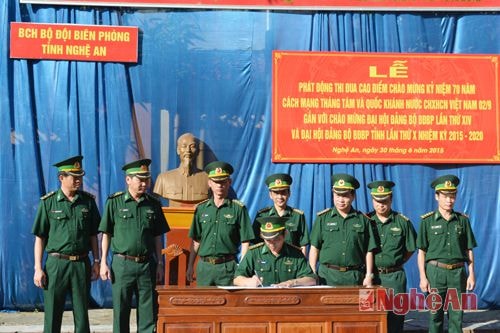  Lãnh đạo các phòng, ban ký kết thi đua