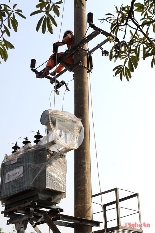  Điện lực Cửa Lò nâng cấp lưới điện phục vụ mùa du lịch. Ảnh: Công Sáng