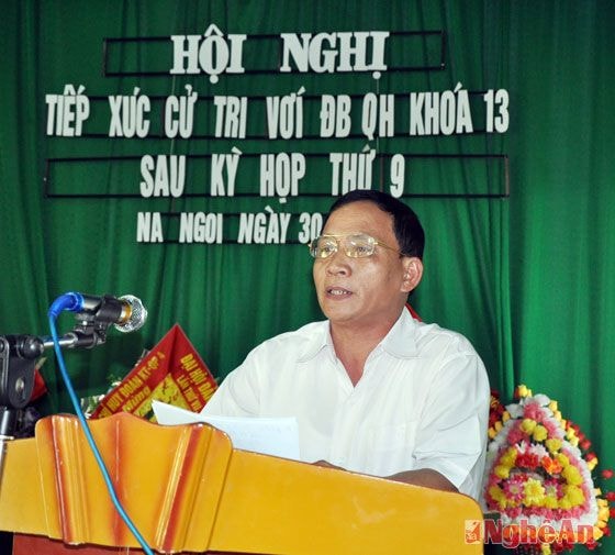 Đồng chí Bùi Trầm- Phó bí thư, Chủ tịch UBND huyện giải đáp các kiến nghị của cử tri xã Na Noi.