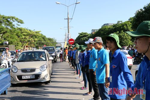 Sinh viên tình nguyện phân luồng giao thông trước điểm thi trường Đại học Vinh