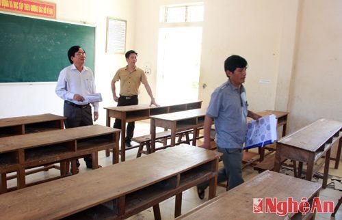 Ban kiểm tra và chỉ đạo kỳ thi của huyện Tương Dương đi kiểm tra công tác chuẩn bị tại điểm thi