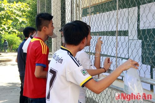 Các thí sinh xem số báo danh tại bảng tin của hội đồng thi