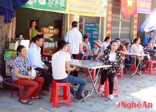 Phụ huynh của các thí sinh tập trung để đưa đón con em đến địa điểm thi.