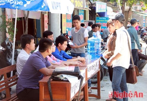 Huyện Đoàn Tương Dương cắt cử đội ngũ đoàn viên để hướng dẫn các thí sinh và phụ huynh trong đợt thi này.
