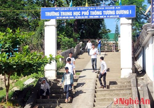Sau khi xem thông tin cá nhân và nghe phổ biến quy chế thi, các thi sinh ra về chuẩn bị cho môn thi đầu tiên sẽ diễn ra trong ngày mai.
