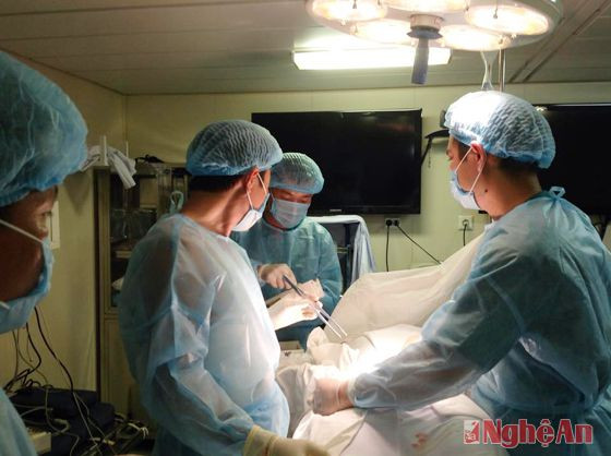 Các bác sĩ trên tàu HQ 561 thực hiện ca phẫu thuật cấp cứu cho ngư dân Huỳnh Văn Kiên.
