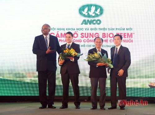 Các chuyên gia tham dự hội nghị khoa học.