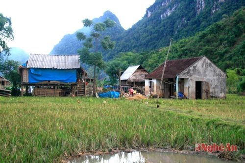 Một số hộ nằm trong diện di dời tại bản Quắn (Liên Hợp).