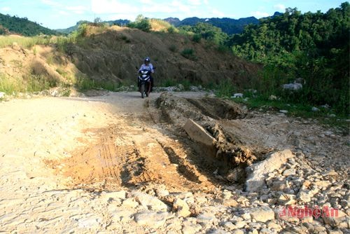 Đường vào khu tái định cư xuống cấp trầm trọng (ảnh nhỏ).