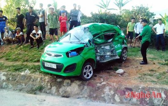 Cú tông quá mạnh làm xe taxi bị hất lên vỉa hè