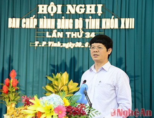 Đồng chí Lê Xuân Đại - Phó Chủ tịch Thường trực UBND tỉnh báo cáo tình hình kinh tế - xã hội - an ninh quốc phòng - đối ngoại sáu tháng đầu năm