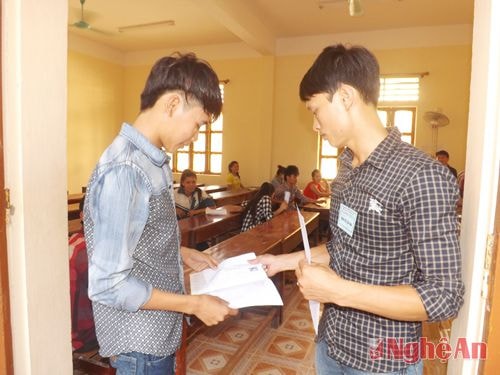  Cán bộ coi thi kiểm tra, hướng dân thí sinh làm thủ tục nhận phòng, nhận thẻ dự thi chuẩn bị cho buổi thi ngày mai