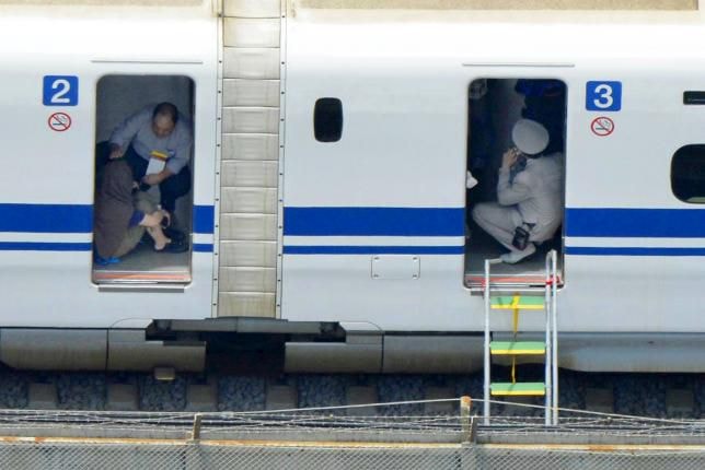 Hành khách được nhìn thấy bên trong một tàu cao tốc Shinkansen sau khi nó được thực hiện một dừng khẩn cấp ở Odawara , phía nam Tokyo , theo quan điểm của bức ảnh này trên không được thực hiện bởi Kyodo ngày 30 tháng 6 , 2015. tín dụng bắt buộc