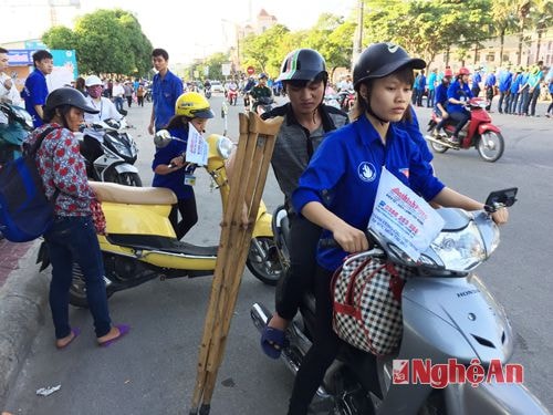 Các thanh niên tình nguyện tiếp sức mùa thi giúp thí sinh Nguyễn Anh Tuấn đến nhà trọ miễn phí.