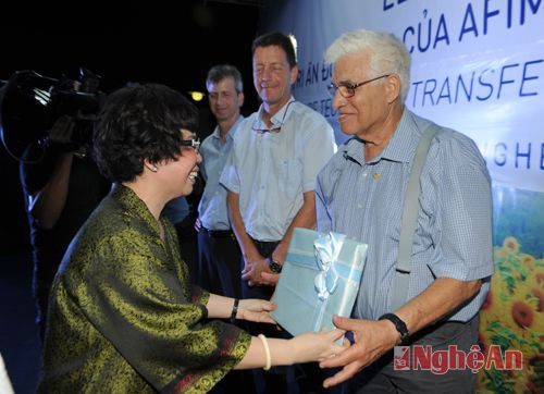 Chủ tịch Tập đoàn TH tặng kỷ niệm chương cho các chuyên gia Israel