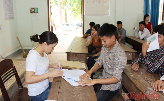 Thí sinh làm thủ tục tại điểm thi Trường THPT Thái Hoà. Ảnh: Đinh Nguyệt