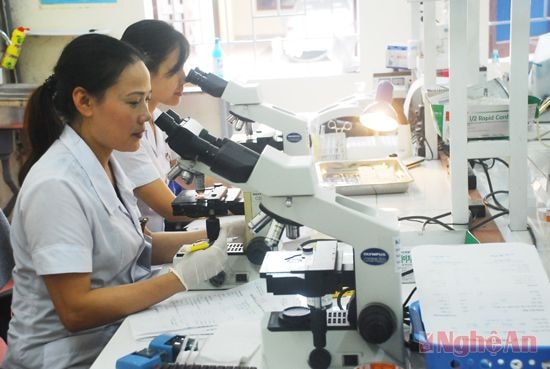 Xét nghiệm sinh hóa ở Trung tâm chăm sóc sức khỏe bà mẹ trẻ em tỉnh.Ảnh: T.T