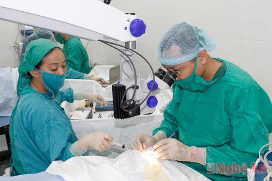 Phẫu thuật mắt bằng phương pháp Phaco.Ảnh: T.T