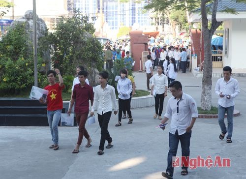 Các thí sinh đến điểm thi trường Đại học Vinh