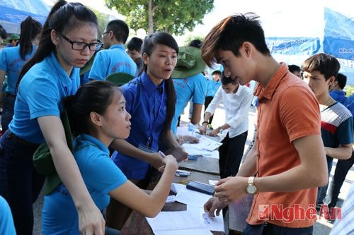 Tình nguyện viên hướng dẫn người nhà và thí sinh