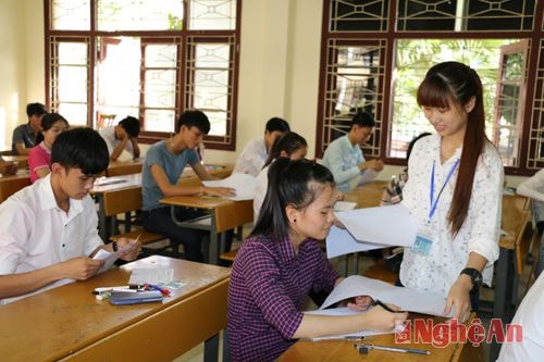 Phát giấy thi